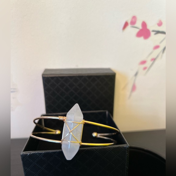 1pc Natural Healing Gemstone Column on Adjustable Gold Colour Bracelet in Box - Picture 4 of 8